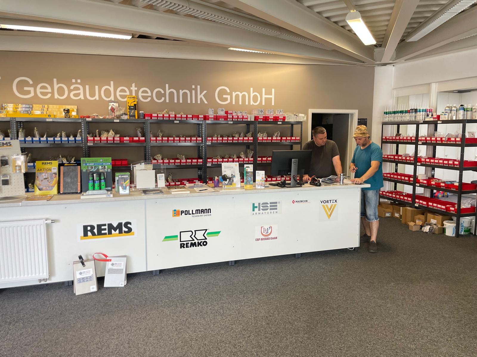 Personal consultation on a bathroom renovation at the B+F Gebäudetechnik showroom in Ehringshausen